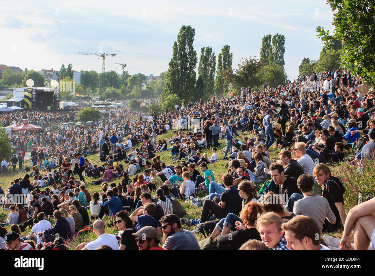 Viele Menschen in überfüllten Park (Mauerpark) bei "Fete De La Musique" in Berlin, Deutschland. Stockfoto