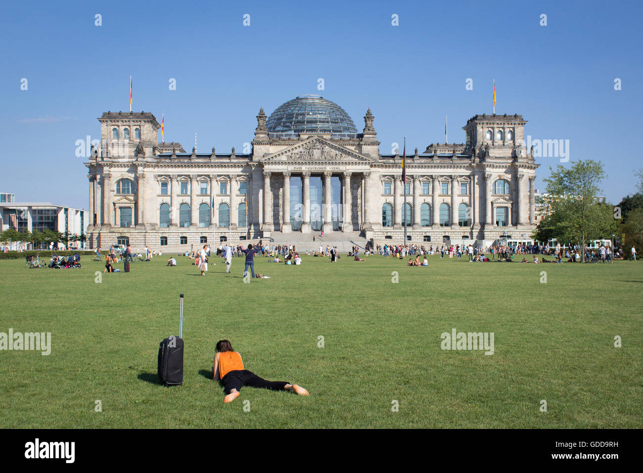 Reisen Sie nach Berlin Konzept - Frau mit Koffer legen vor dem Reichstagsgebäude in Berlin Stockfoto