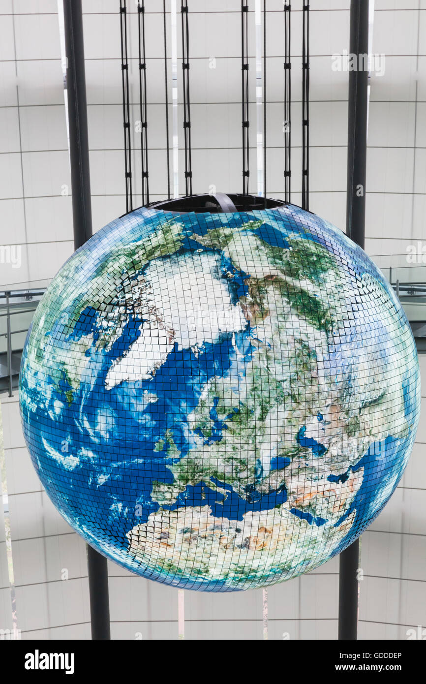 Japan, Honshu, Tokio, Odaiba, National Museum of Emerging Science und Innovation aka Miraikan der Geosphäre riesiger Globus Stockfoto