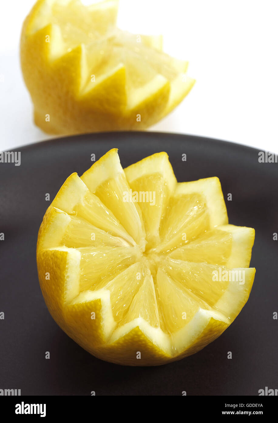 Platte mit gelben Zitrone, citrus limonum Stockfoto