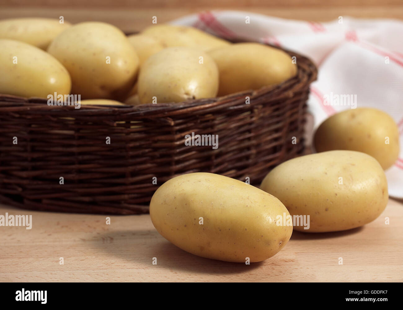 Mona Lisa Potato, Solanum Tuberosum, Gemüse im Korb Stockfoto