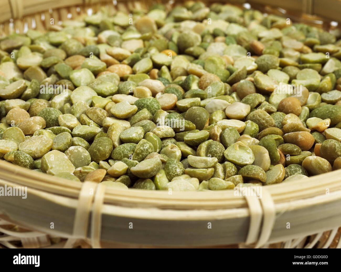 Erbsen, Pisum Sativum, Samen in Korb Stockfoto