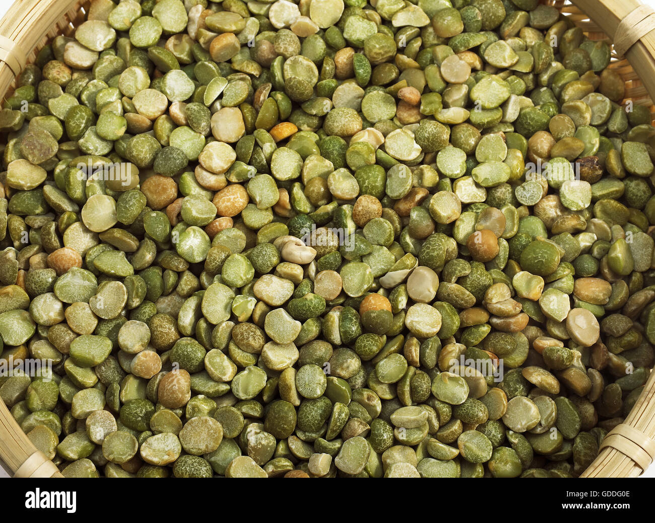 Erbsen, Pisum Sativum, Samen in Korb Stockfoto