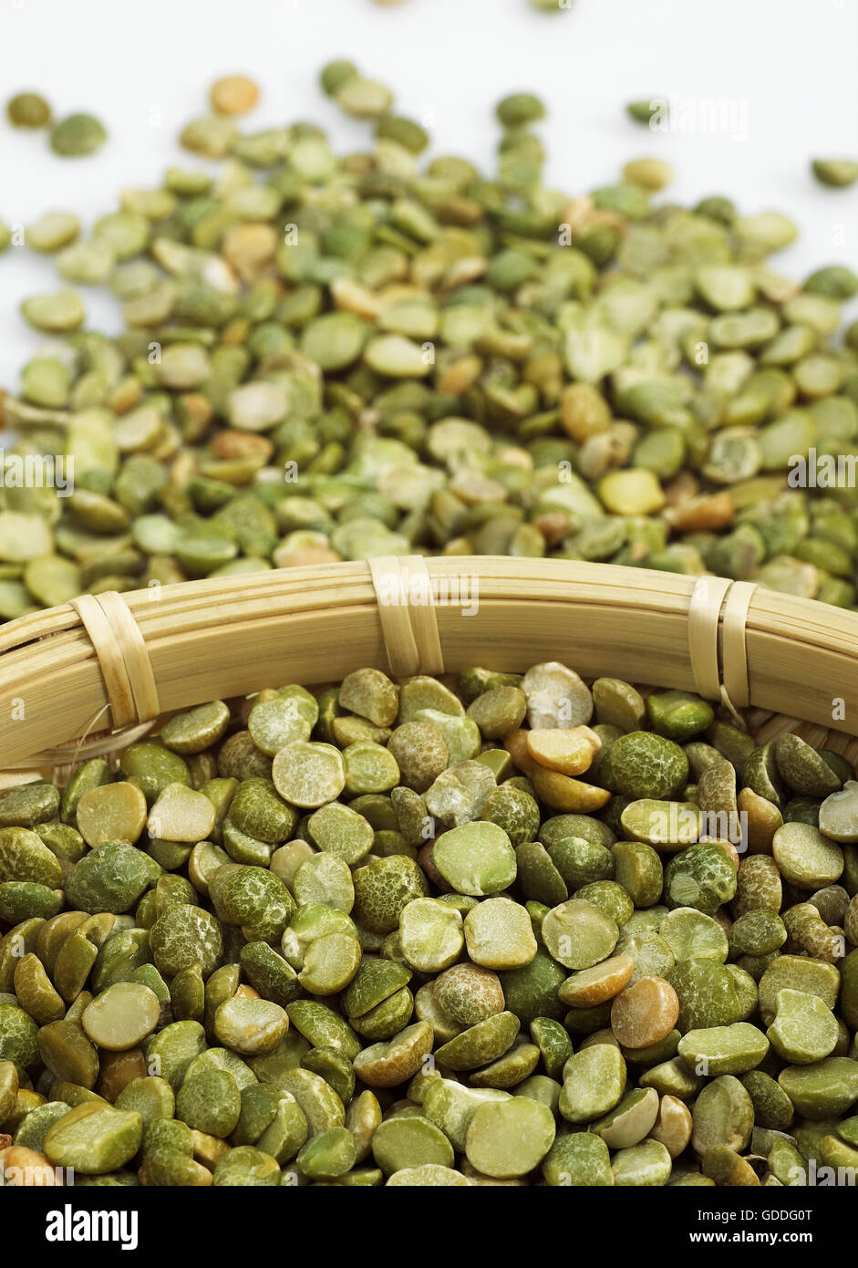 Erbsen, Pisum Sativum, Samen in Korb Stockfoto