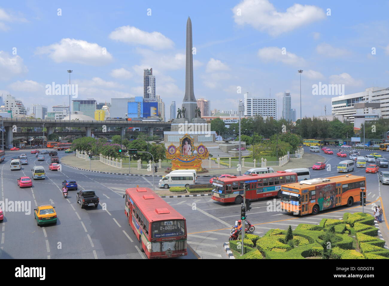 Bangkok-Verkehr am Victory Monument in Bangkok Thailand. Stockfoto