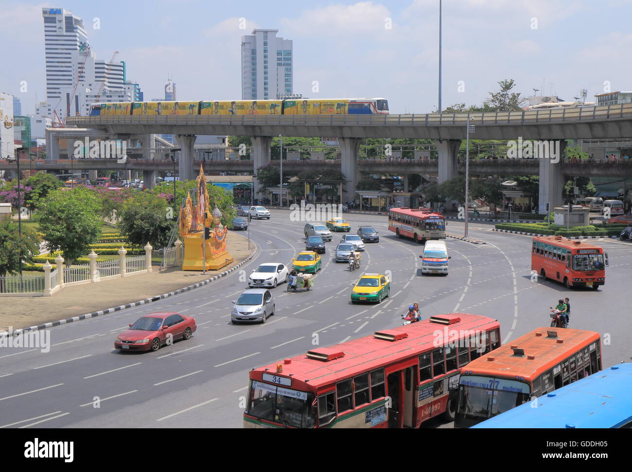 Bangkok-Verkehr und BTS Zug am Victory Monument in Bangkok Thailand. Stockfoto