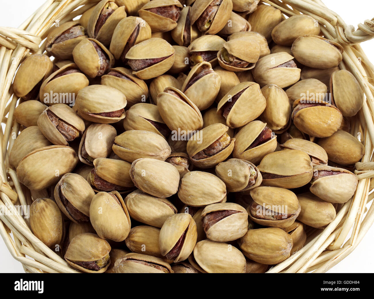 Pistazien, Pistacia Vera, Trockenfrüchte in Korb Stockfoto