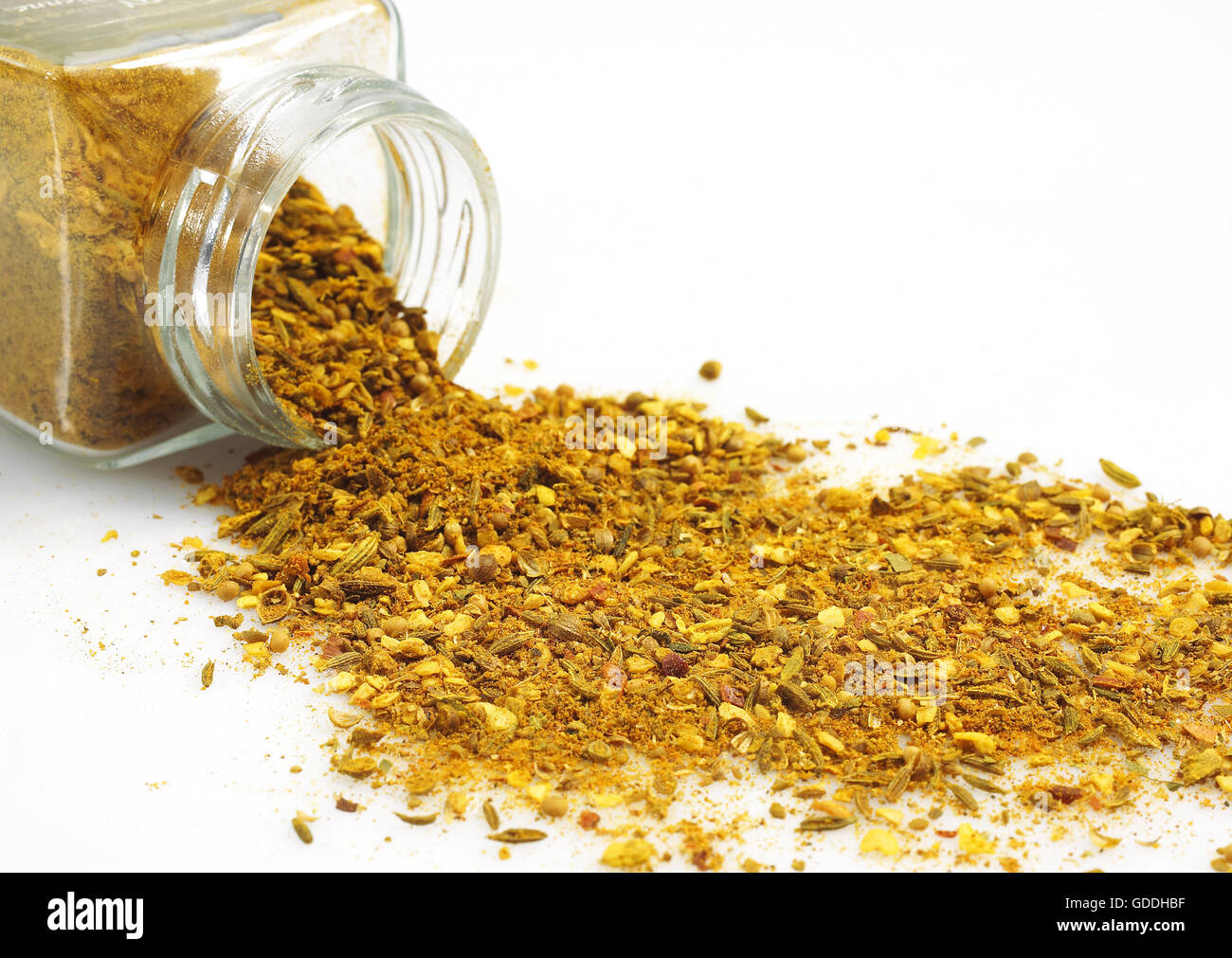 CURRY-PULVER VOR WEIßEM HINTERGRUND Stockfoto