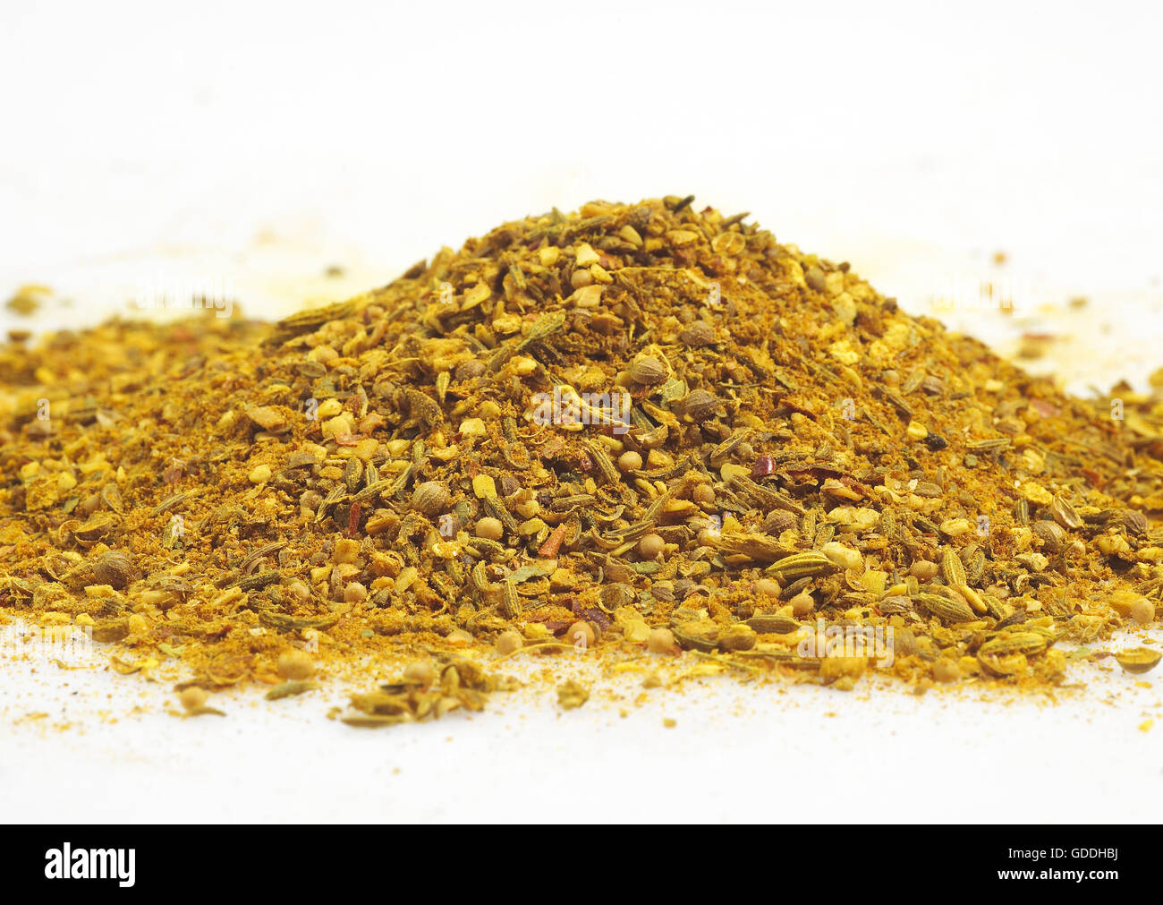 CURRY-PULVER VOR WEIßEM HINTERGRUND Stockfoto