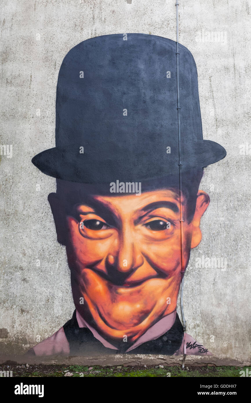 England, Cumbria, Lake District, Ulverston, Laurel und Hardy Museum, Wand Kunst Malerei von Stan Laurel Stockfoto