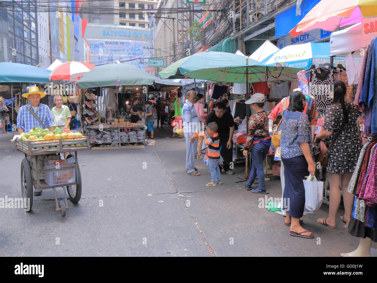 Menschen-Shop am beliebten Platin Markt in Bangkok Thailand. Stockfoto