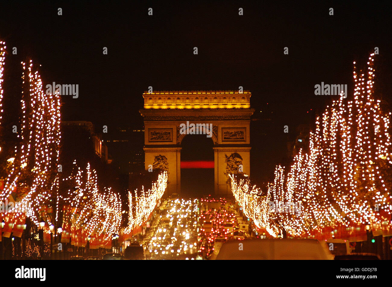 Arc de Triomphe und Weihnachtsbeleuchtung auf Champs Elysees, Paris in Frankreich Stockfoto
