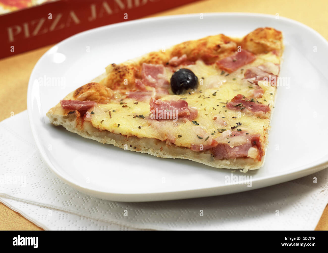 Pizza mit Tomaten, Käse, Schinken und Oliven Stockfoto