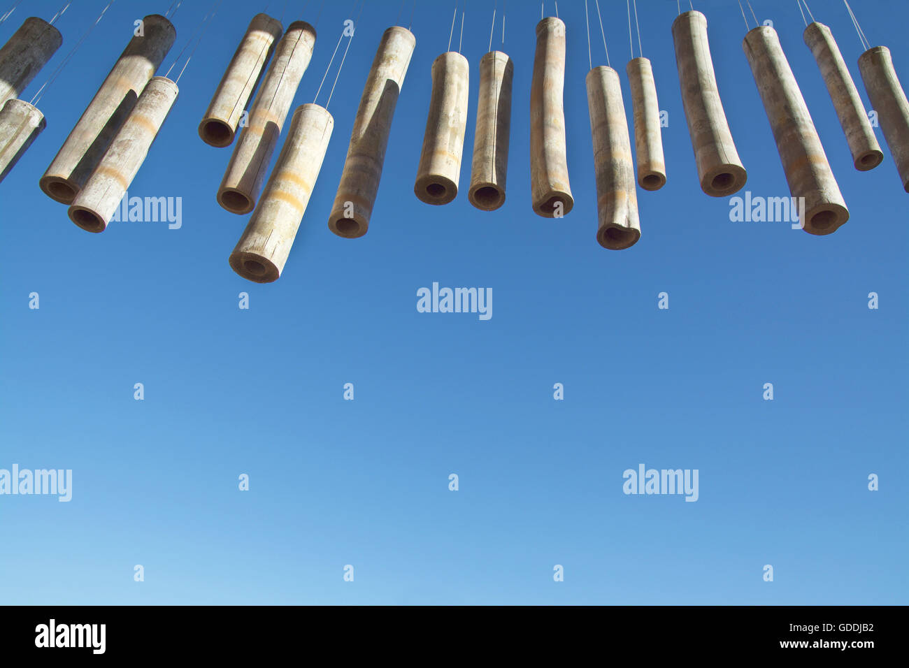 Holz Mobile Bambus länglich hohlen Wind Chimes weiße Strings mit Deep Blue Skies Hängegarten Wirikuta Los Cabos, Mexiko Stockfoto