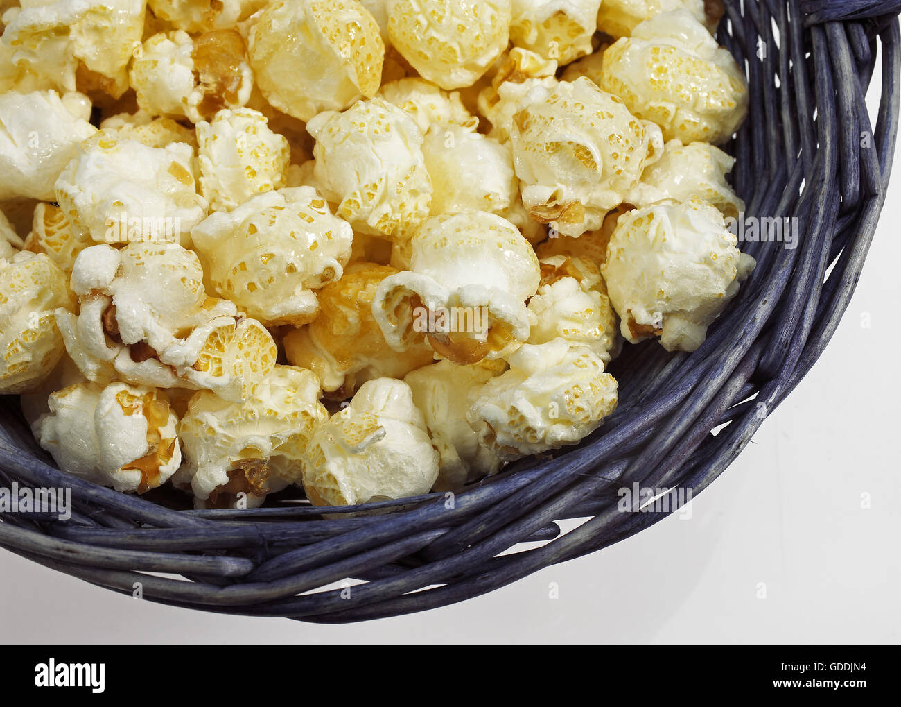 Popcorn in Korb Stockfoto