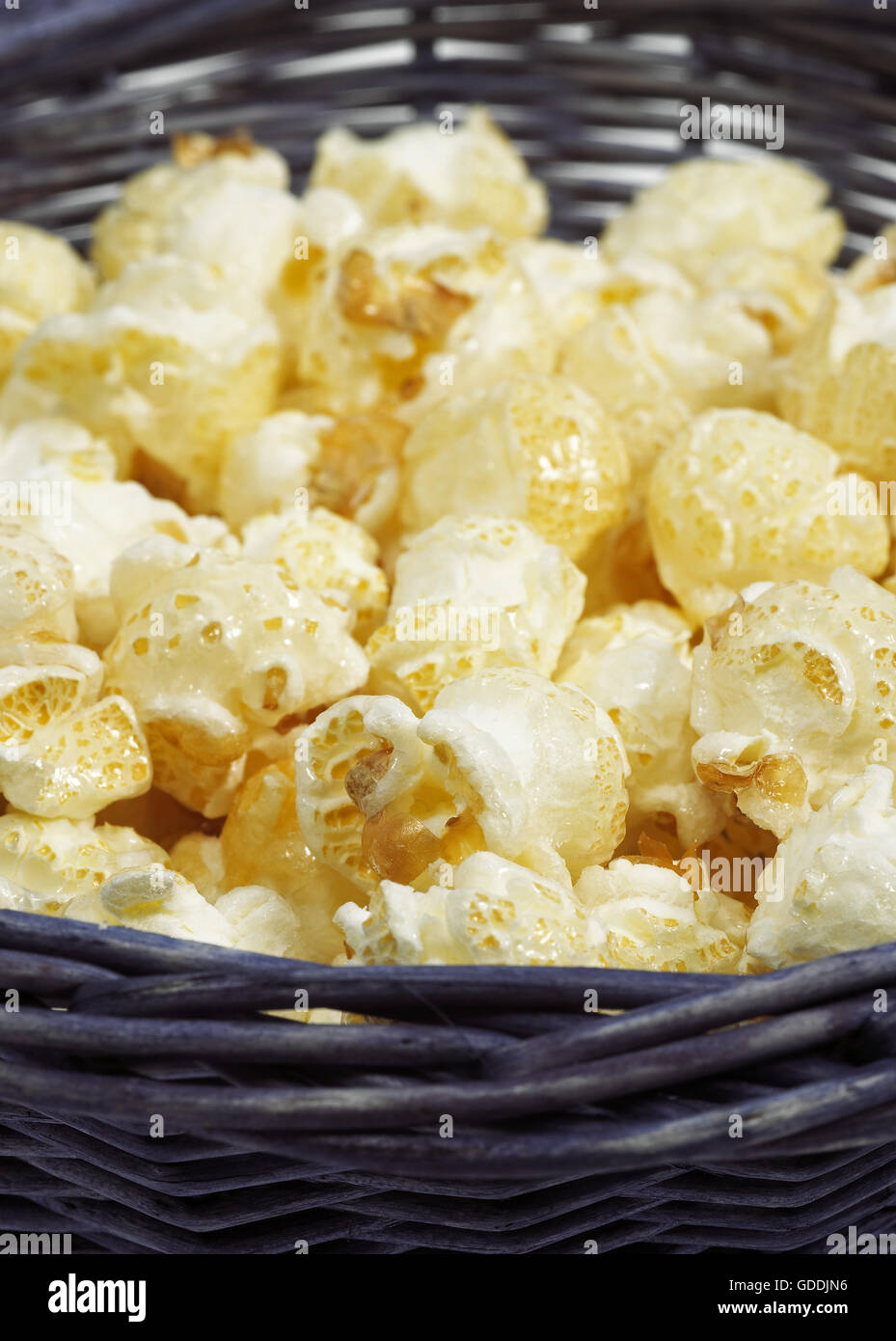 Popcorn in Korb Stockfoto