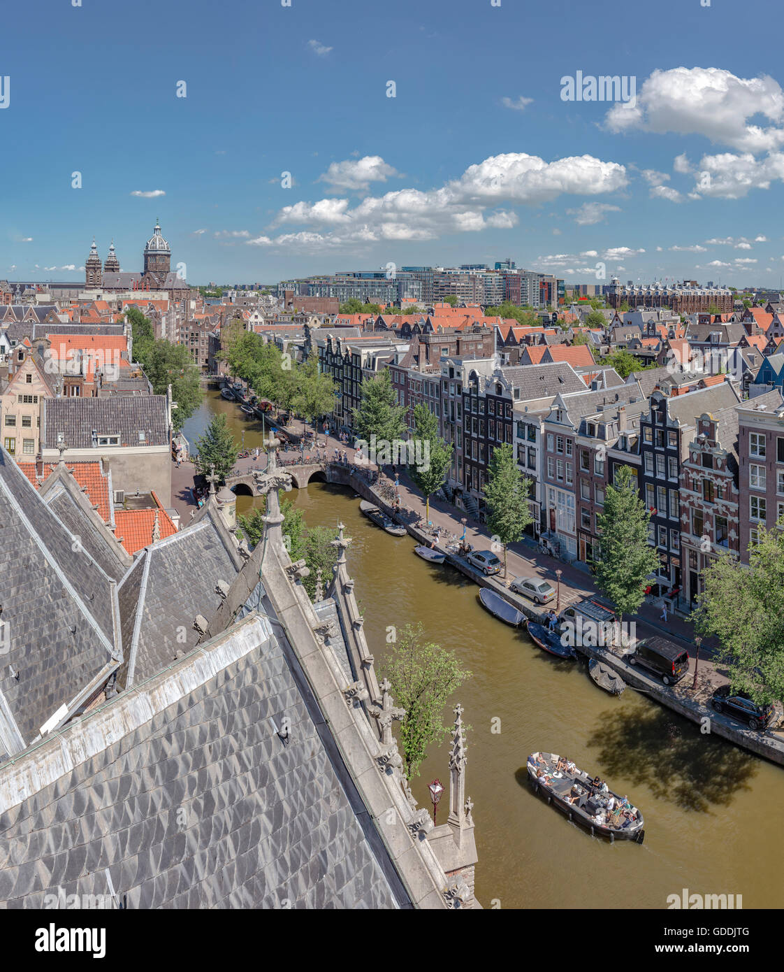 Amsterdam, Noord-Holland, Blick über die Dächer von Oude Kerk, Oudezijds Voorburgwal gesehen Stockfoto