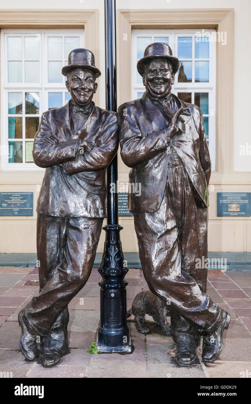 England, Cumbria, Lake District, Ulverston, Statue von Laurel und Hardy vor der Krönung Hall Theater Stockfoto