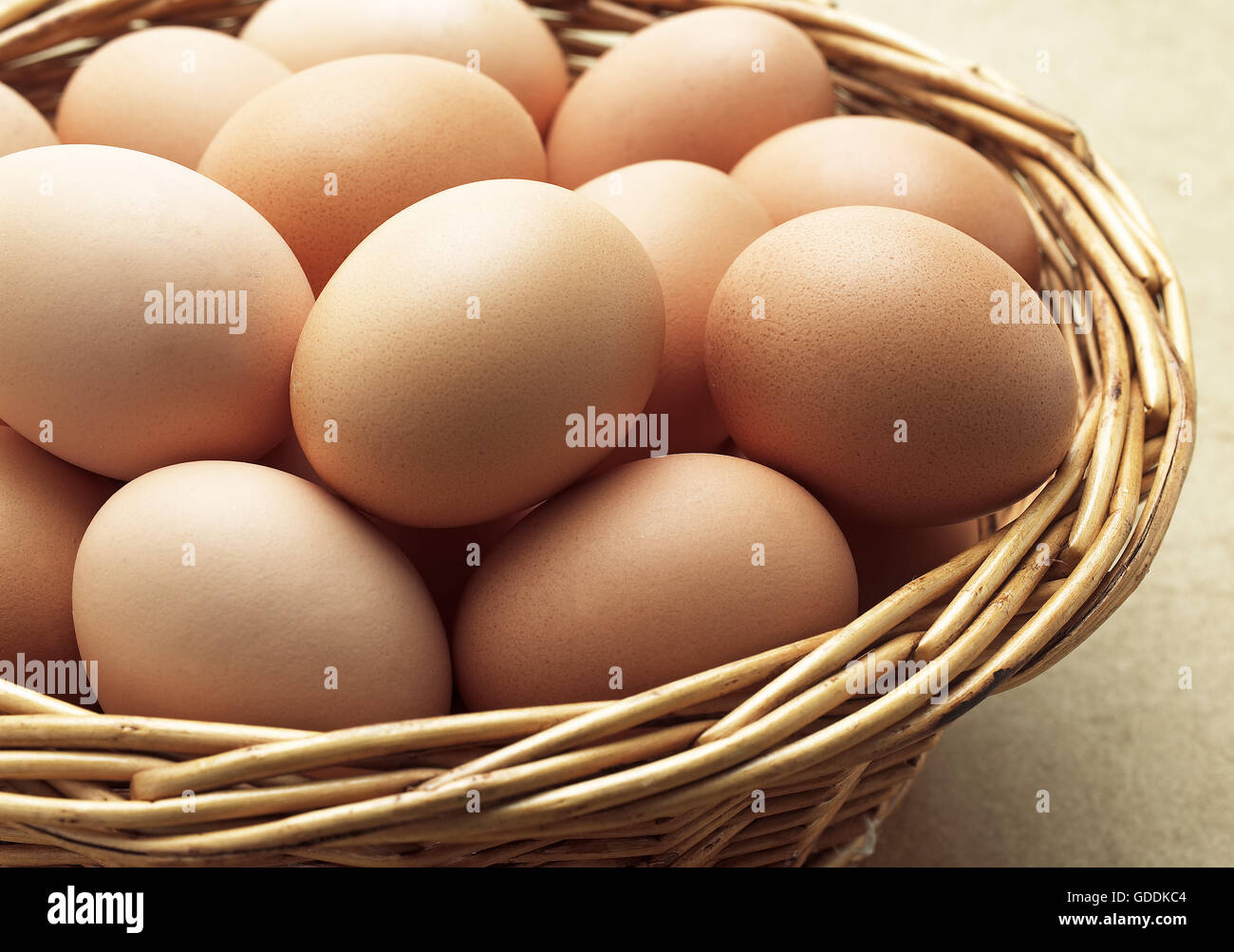 Hühnereier in Korb Stockfoto