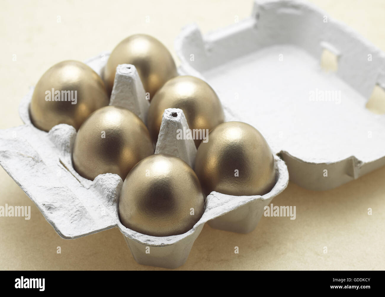 Hühnereier in Eggbox, symbolisches Bild für Gold-Ei mit Henne Stockfoto