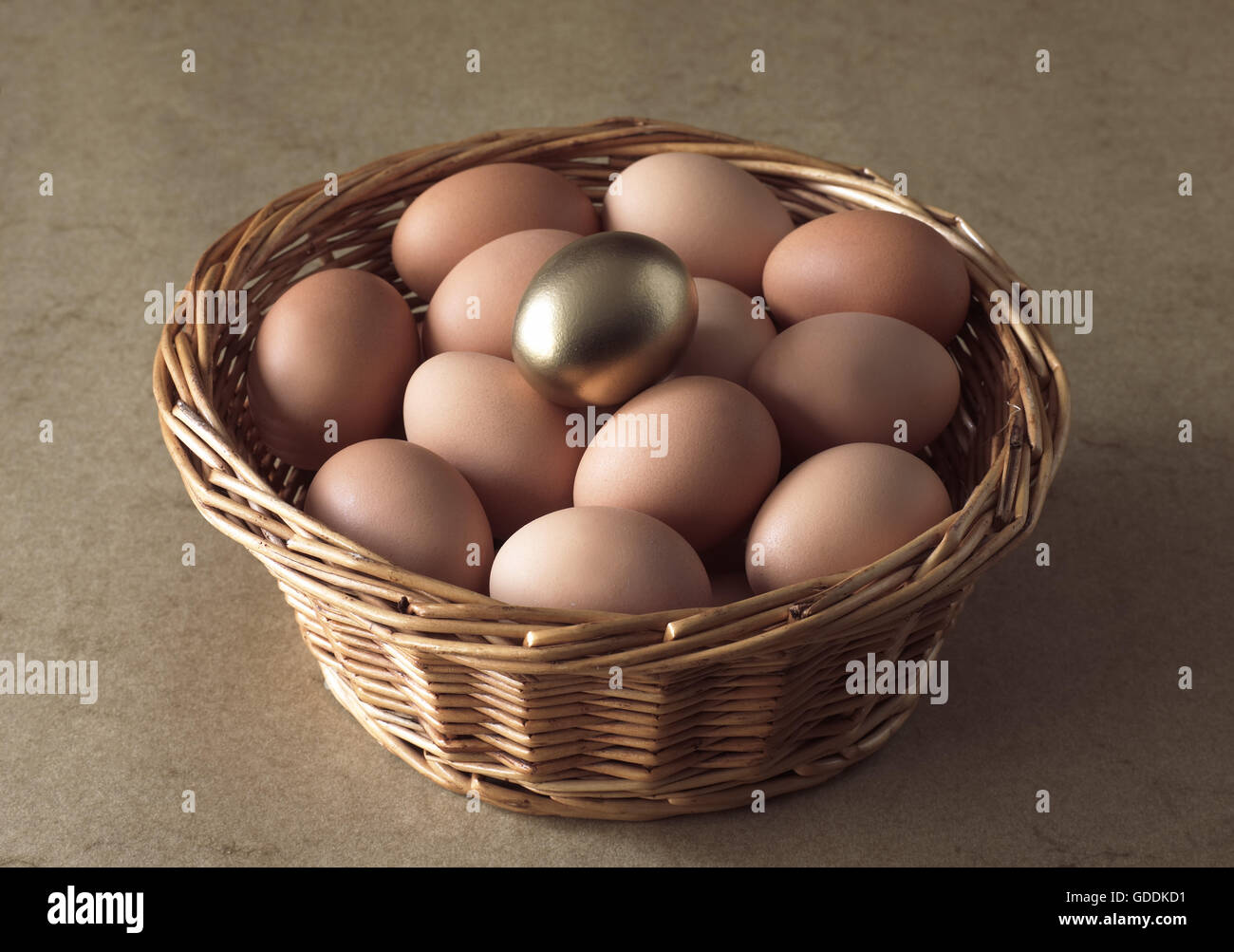 Hühnereier in Korb, symbolisches Bild für Gold-Ei mit Henne Stockfoto