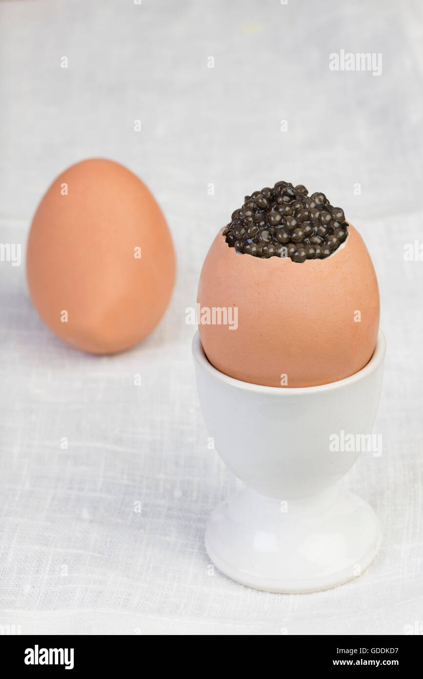 Gekochtes Ei mit Kaviar, Stör Eiern Stockfoto