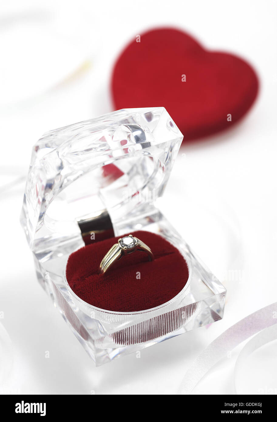Diamant-Ring angeboten am Valentinstag Stockfoto
