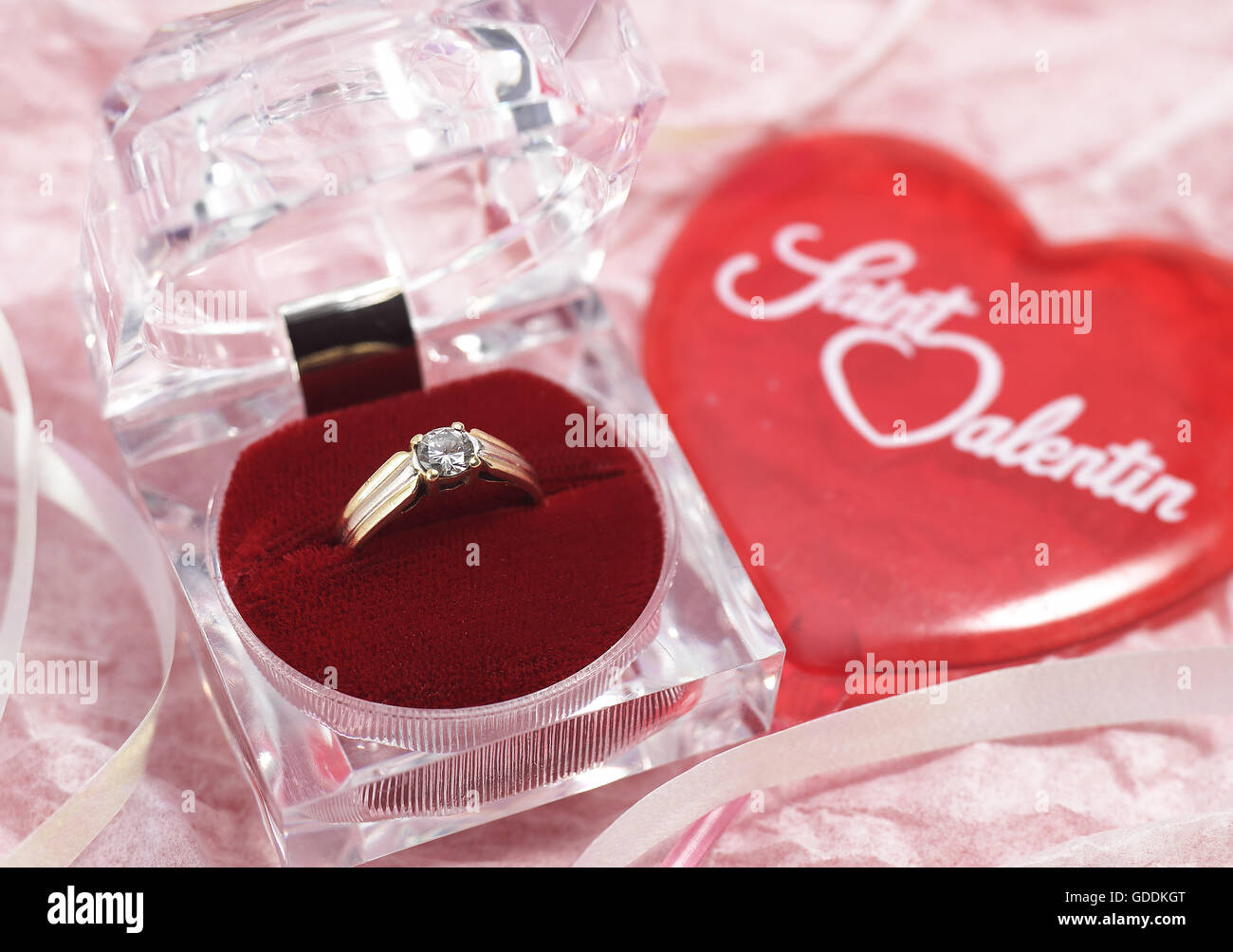 Diamant-Ring angeboten am Valentinstag Stockfoto