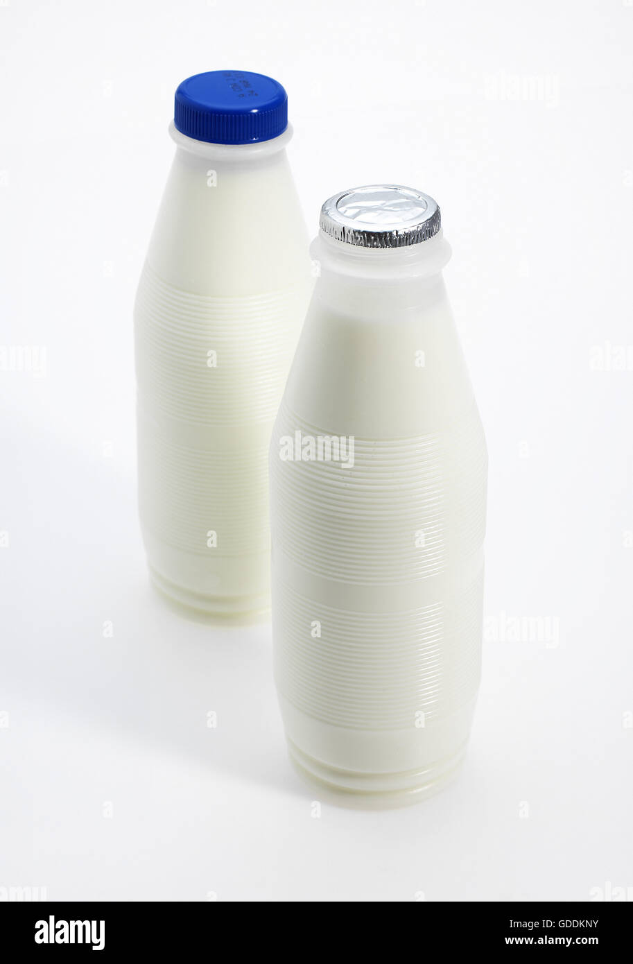 Flaschen Milch vor weißem Hintergrund Stockfoto