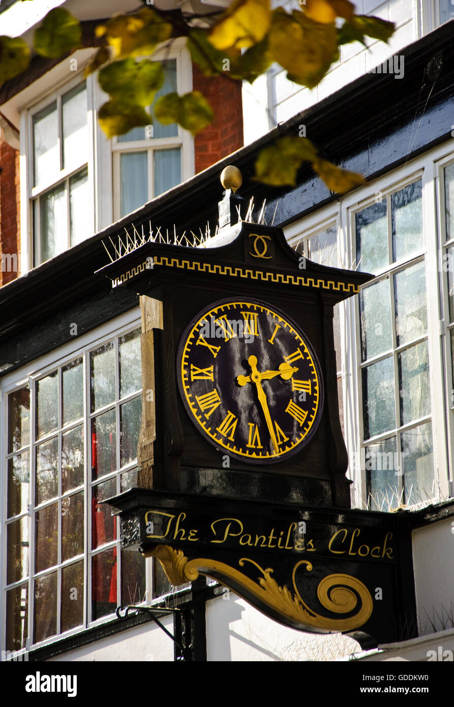 Die Pantiles-Uhr auf den Pantiles in Tunbridge Wells, Kent Stockfoto