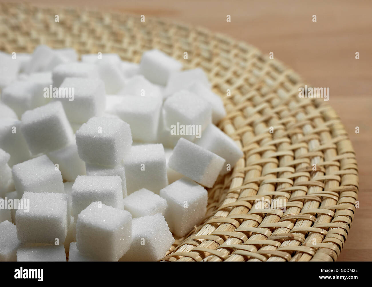 Würfel von Weißzucker in Korb Stockfoto