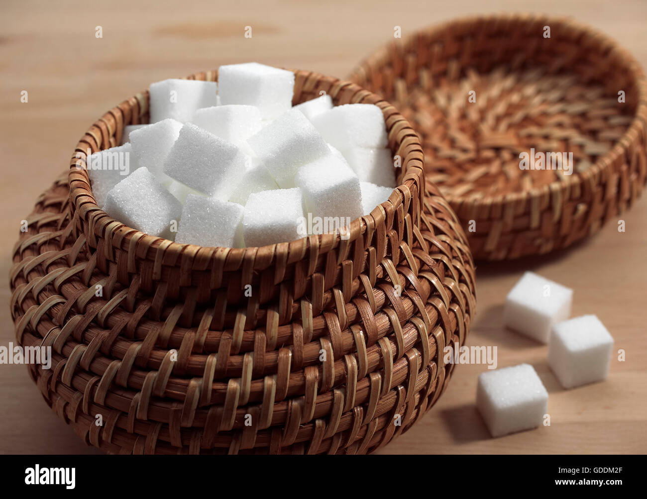 Würfel von Weißzucker in Korb Stockfoto