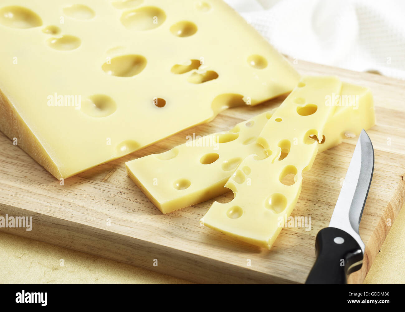 Emmentaler, Käse aus Kuhmilch hergestellt Stockfoto