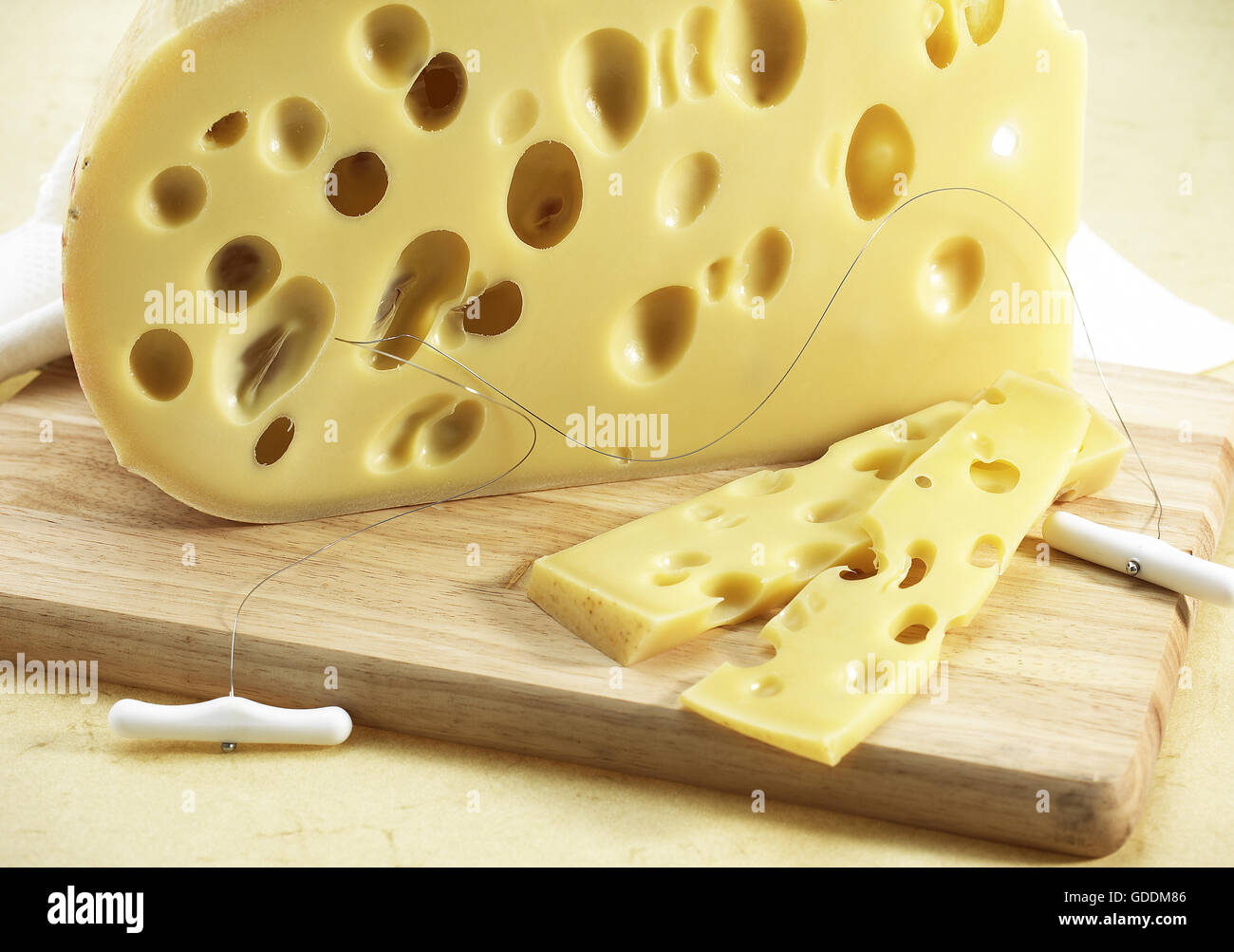 Emmentaler, Käse aus Kuhmilch hergestellt Stockfoto