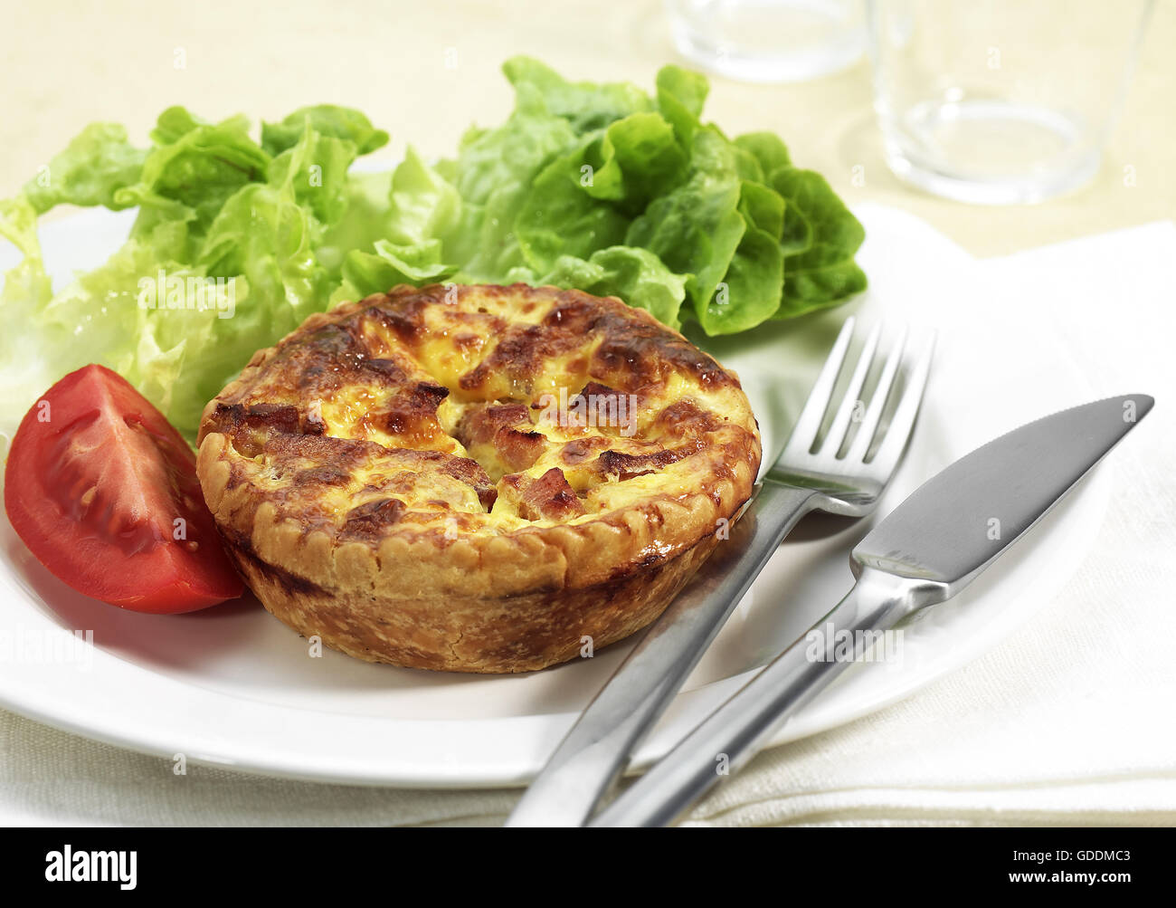 Platte mit Lauch Quiche und Tomaten Stockfoto