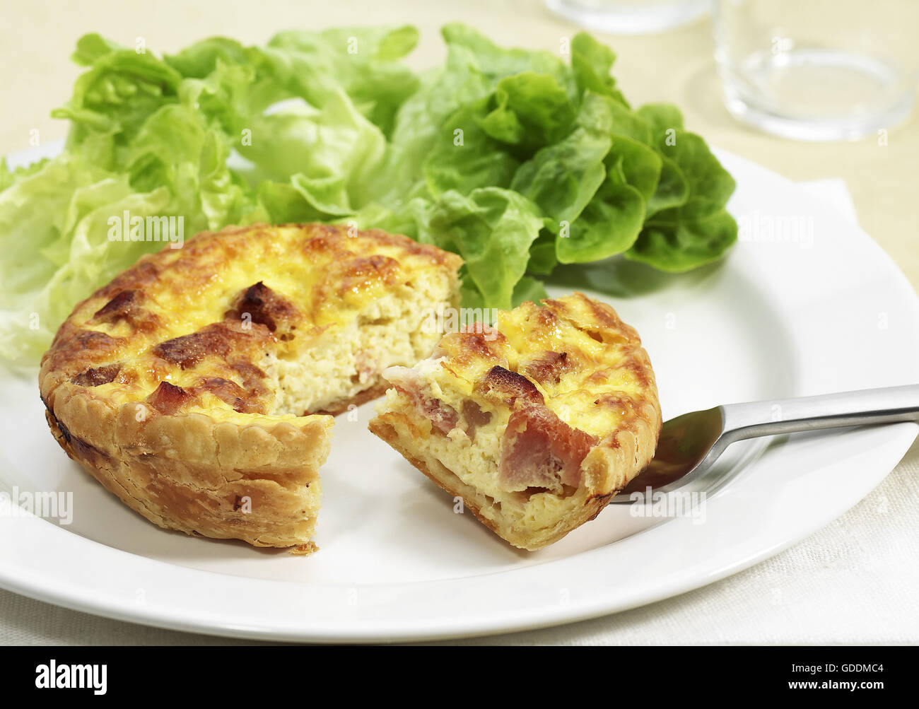 Platte mit Lauch Quiche und Salat Stockfoto