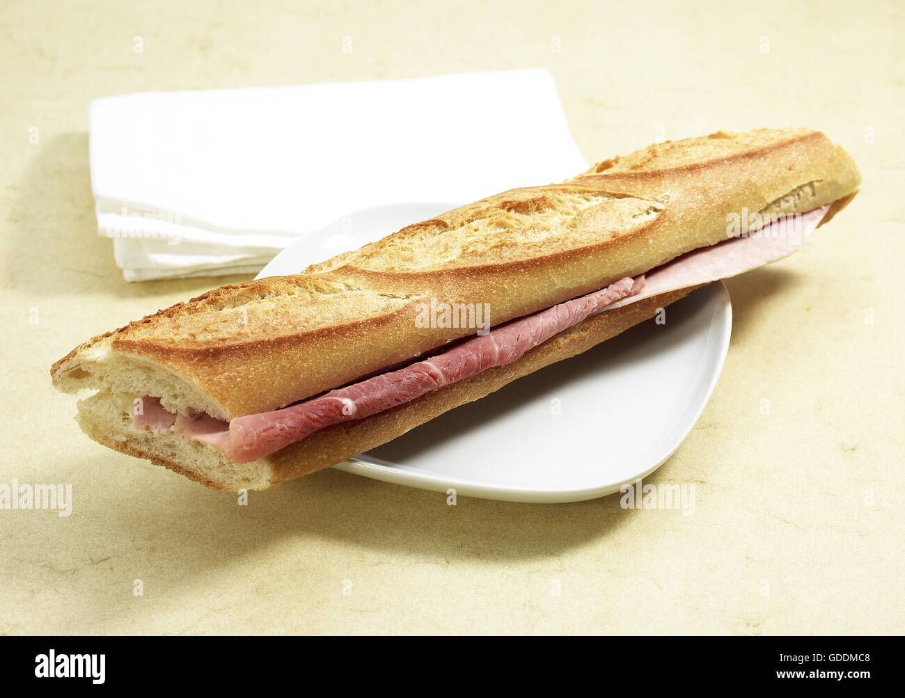Sandwich mit Schinken und Butter in einer Platte Stockfoto