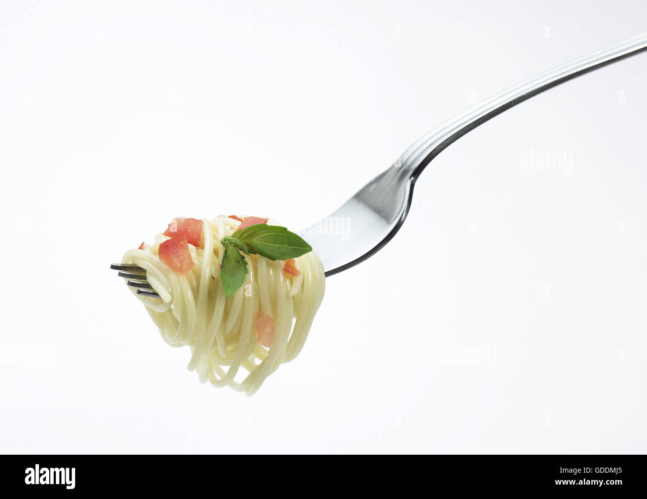 Spaghetti Nudeln mit Tomaten und Basilikum Stockfoto