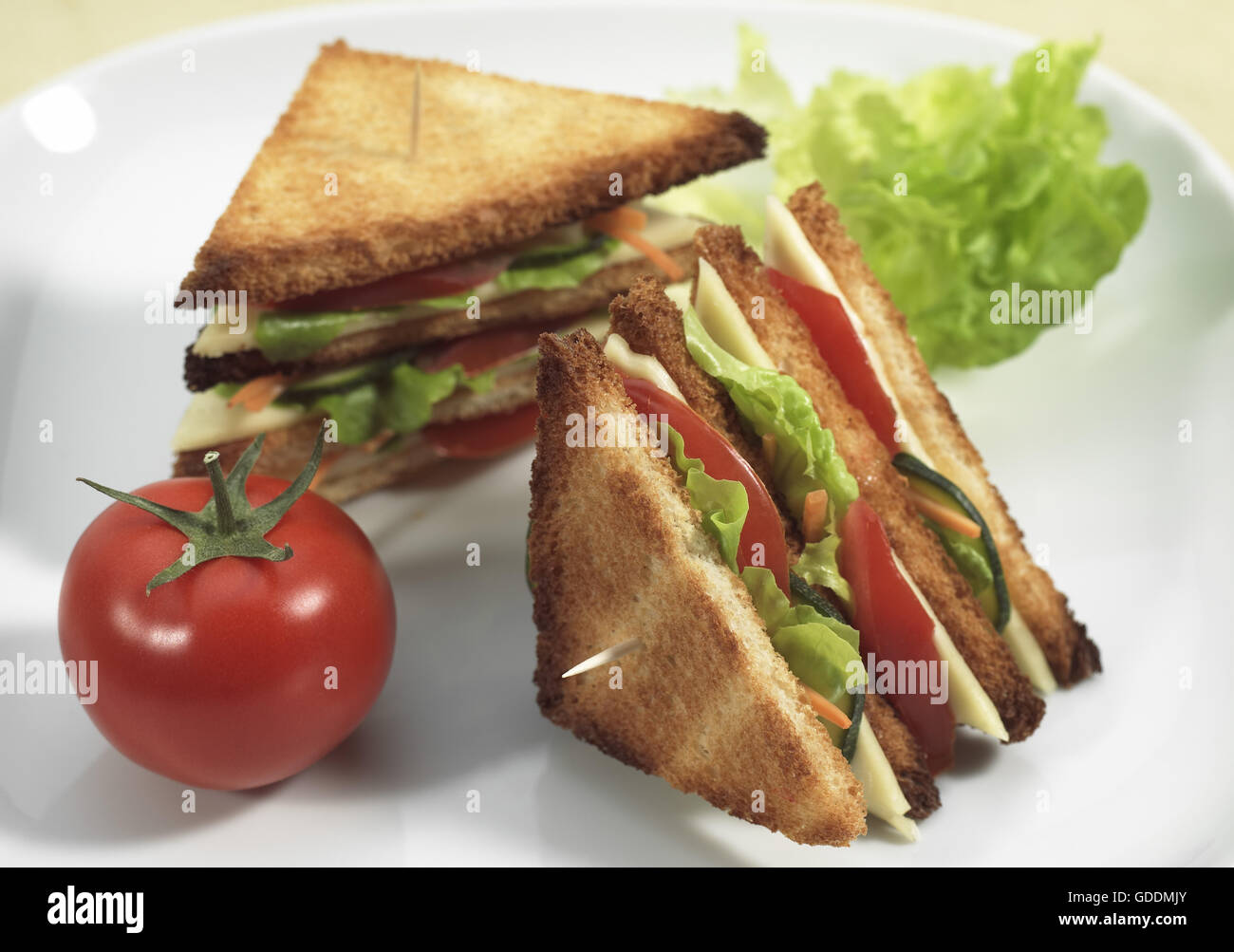 Fast-Food, Club-Sandwich mit Salat und Tomate Stockfoto