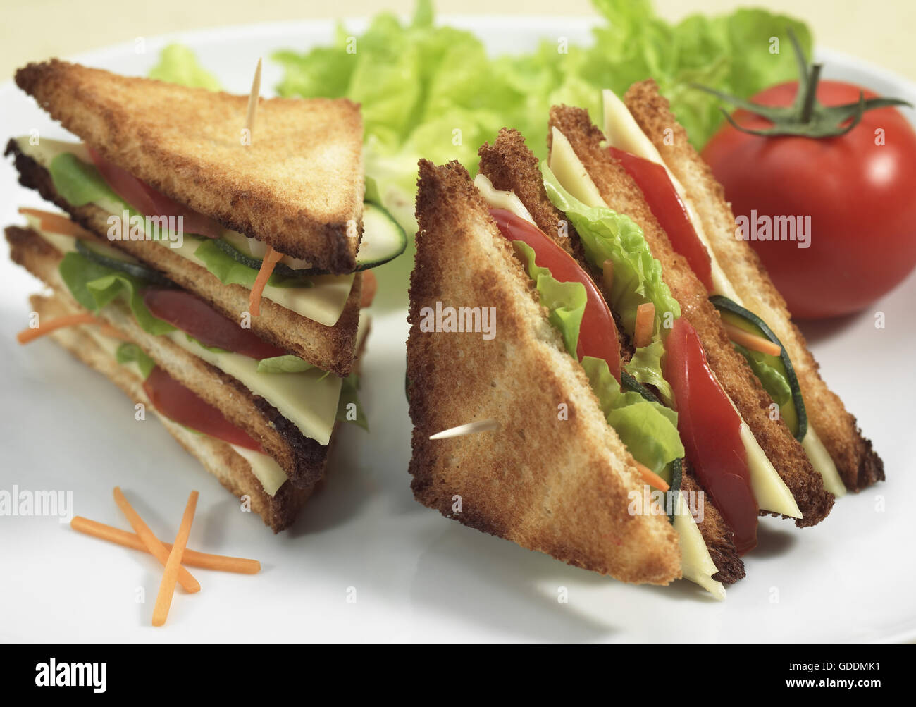 Fast-Food, Club-Sandwich mit Salat und Tomate Stockfoto