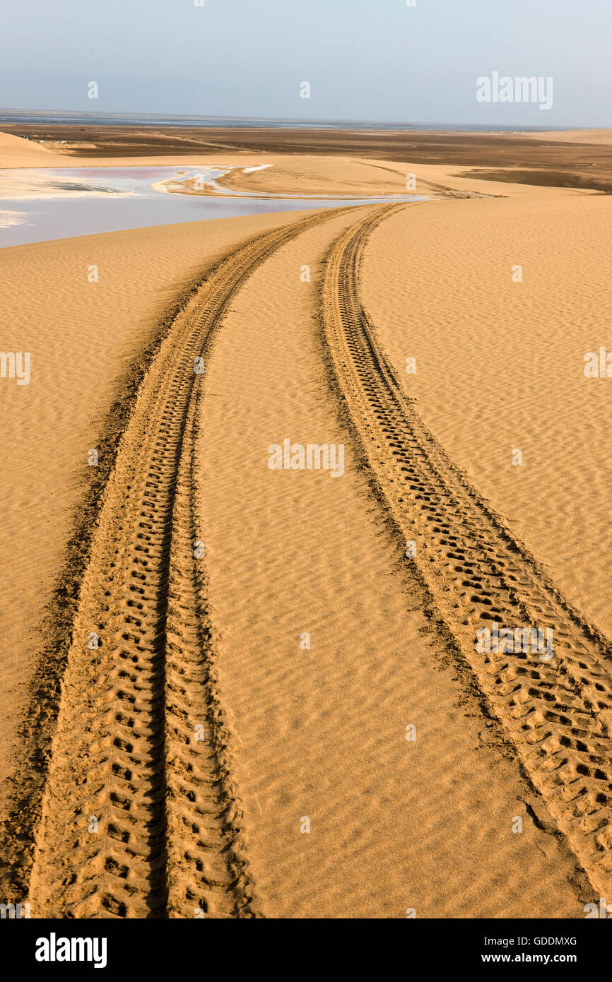 Fahrspuren in Wüste in der Nähe von Walvis Bay, Namibia Stockfoto