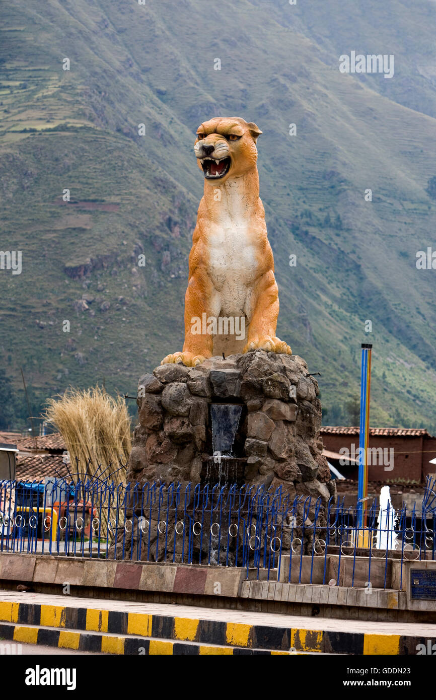 Cougar-Statue in Urubamba Dorf in Peru Stockfoto