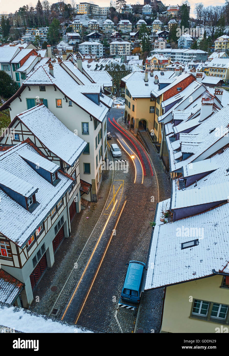 Bern, Stadt, Stadt, Schweiz, Europa, Lichter, Verkehr, Dämmerung, Dämmerung, blaue Stunde, Autos, Autos, Immobilien, Häuser, Häuser Stockfoto