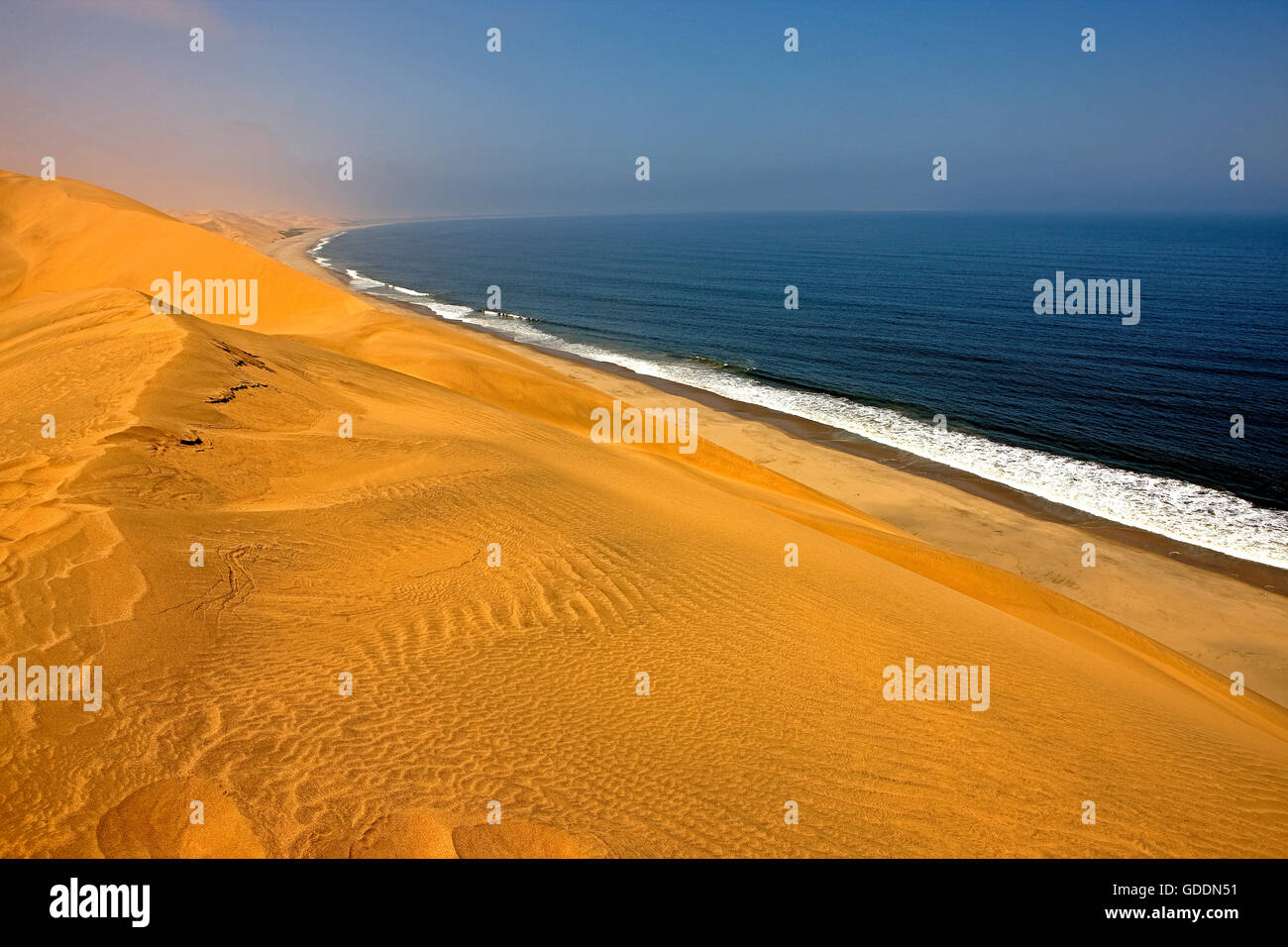 Dünen und Meer in der Nähe von Walvis Bay, Namibia Stockfoto