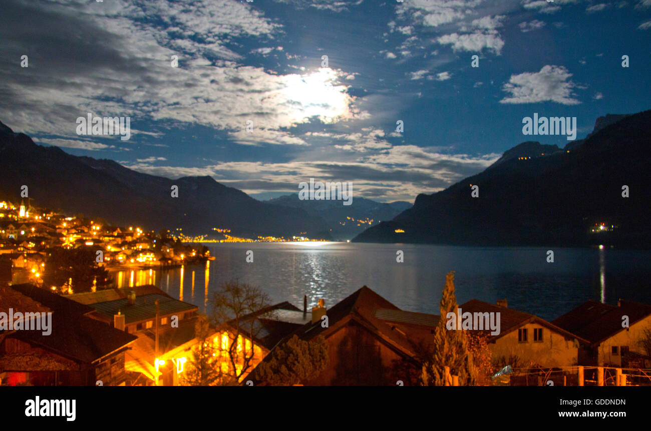 Vollmond über dem Brienzersee, Schweiz Stockfoto