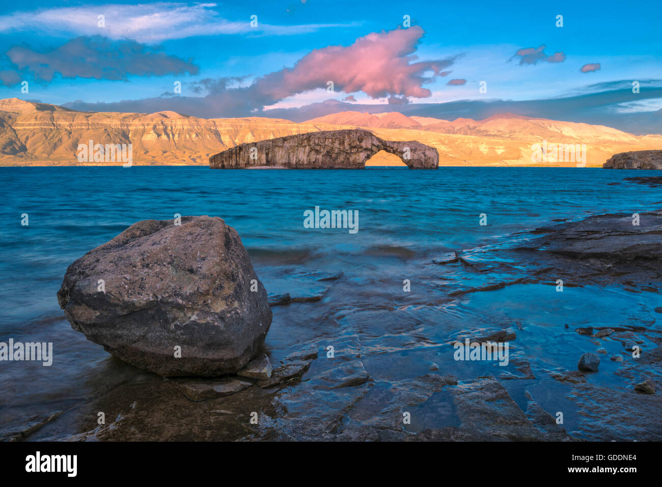 Südamerika, Patagonien, Argentinien, Lago Posadas, Felsbogen am Lago Puyrredon, Stockfoto