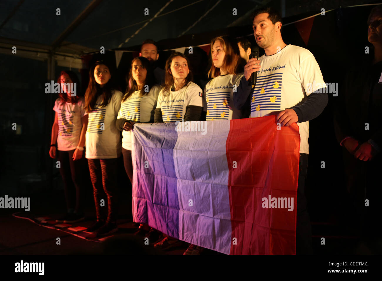 Sydney, Australien. 15. Juli 2016. Im Rahmen der jährlichen BBR (Bleu, Blanc, Rouge) Meuterei auf der französischen Kulturfestival in der Nähe von Circular Quay, eine Mahnwache für die Opfer des Terroranschlags in Nizza, Frankreich von einem islamischen Staat (Daesh) unterstützende tunesischen Immigranten organisiert wurde. Bildnachweis: Richard Milnes/Alamy Live-Nachrichten Stockfoto