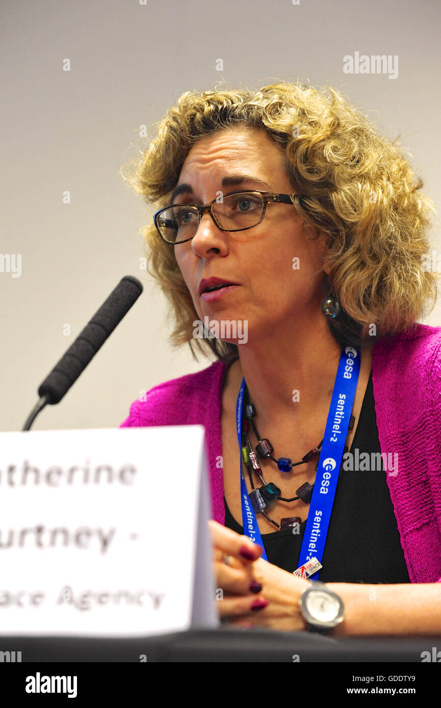 Farnborough, Hampshire, UK. 15. Juli 2016. Katherine Courtney (Chief Executive United Kingdom Space Agency) anlässlich einer Pressekonferenz auf der Farnborough International Airshow (FIA) heute in Farnborough, England FIA stattfand ist ein alle zwei Jahre stattfindende Schaufenster für die Luft- und Raumfahrtindustrie Technologie. Im Vereinigten Königreich lohnt die Raumfahrt Technologie um £11 .3bn. Die Show läuft bis zum 17. Juli. Bildnachweis: Michael Preston/Alamy Live-Nachrichten Stockfoto