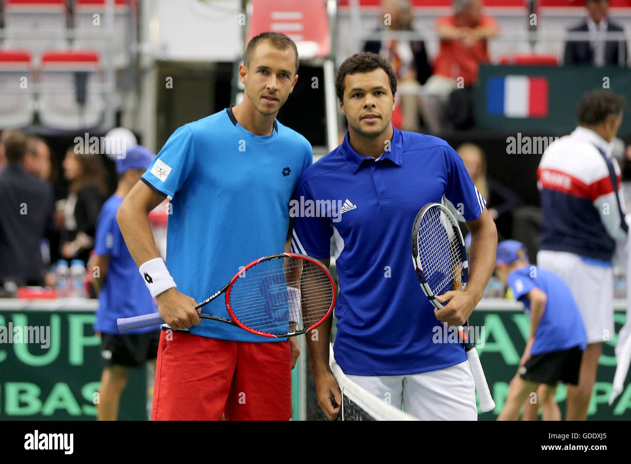 Trinec, Tschechische Republik. 15. Juli 2016. Tschechische Lukas Rosol (links) und französische Jo-Wilfried Tsonga (rechts) wird das Spiel erste single im Davis Cup Tennisturnier Viertelfinale zwischen der Tschechischen Republik und Frankreich in Trinec, Tschechische Republik, 15. Juli 2016. Bildnachweis: Petr Sznapka/CTK Foto/Alamy Live-Nachrichten Stockfoto