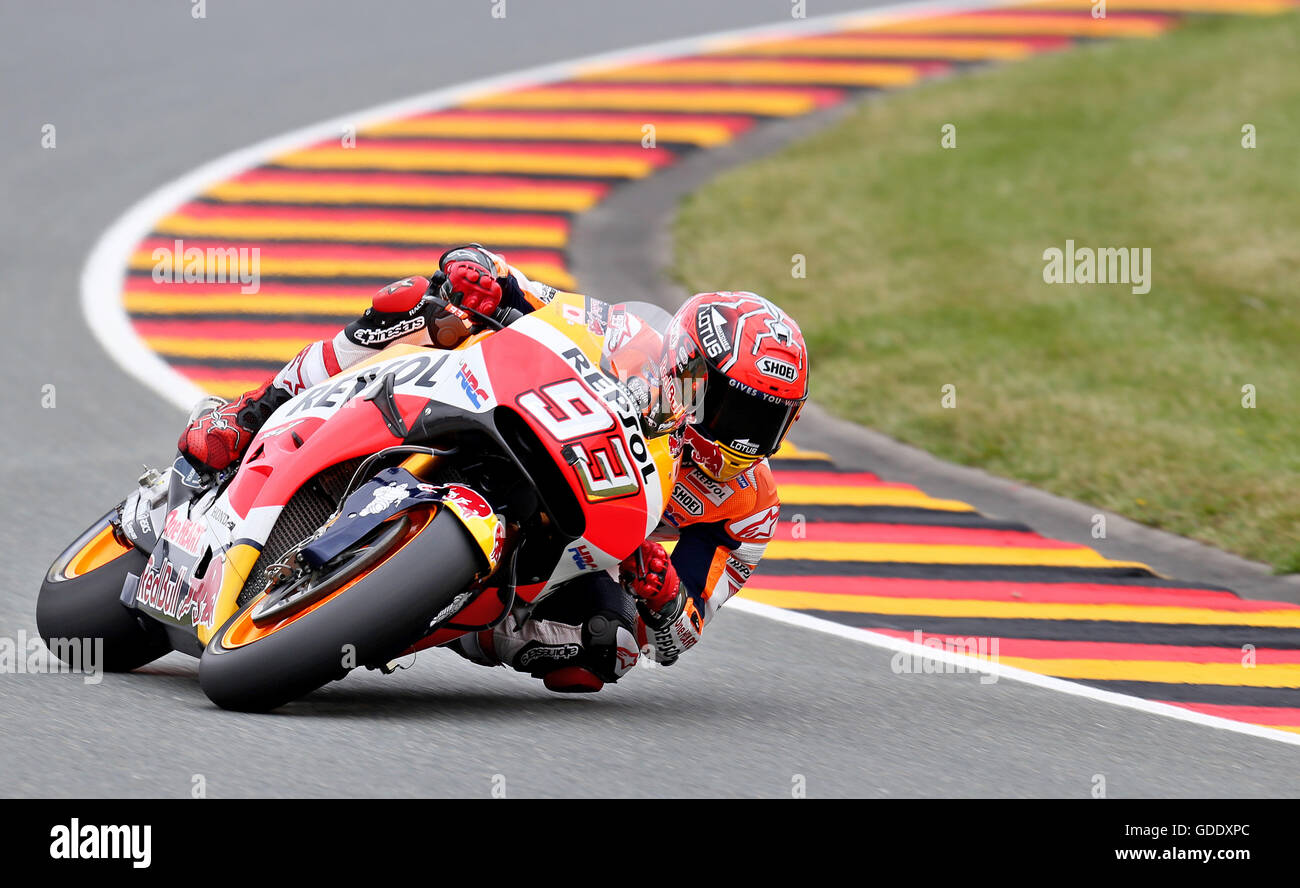 Hohenstein-Ernstthal, Deutschland. 15. Juli 2016. Spanische MotoGP Fahrer Marc Marquez aus dem Repsol Honda Team auf dem Platz, während das zweite freie Training an der Motorcyle World Championship Grand Prix Deutschland auf dem Sachsenring in Hohenstein-Ernstthal, Deutschland, 15. Juli 2016. Foto: JAN WOITAS/Dpa/Alamy Live News Stockfoto